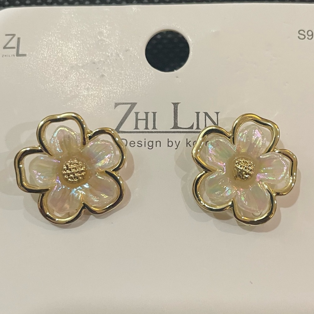 Pearl & Gold Earrings - Picture 3 of 5